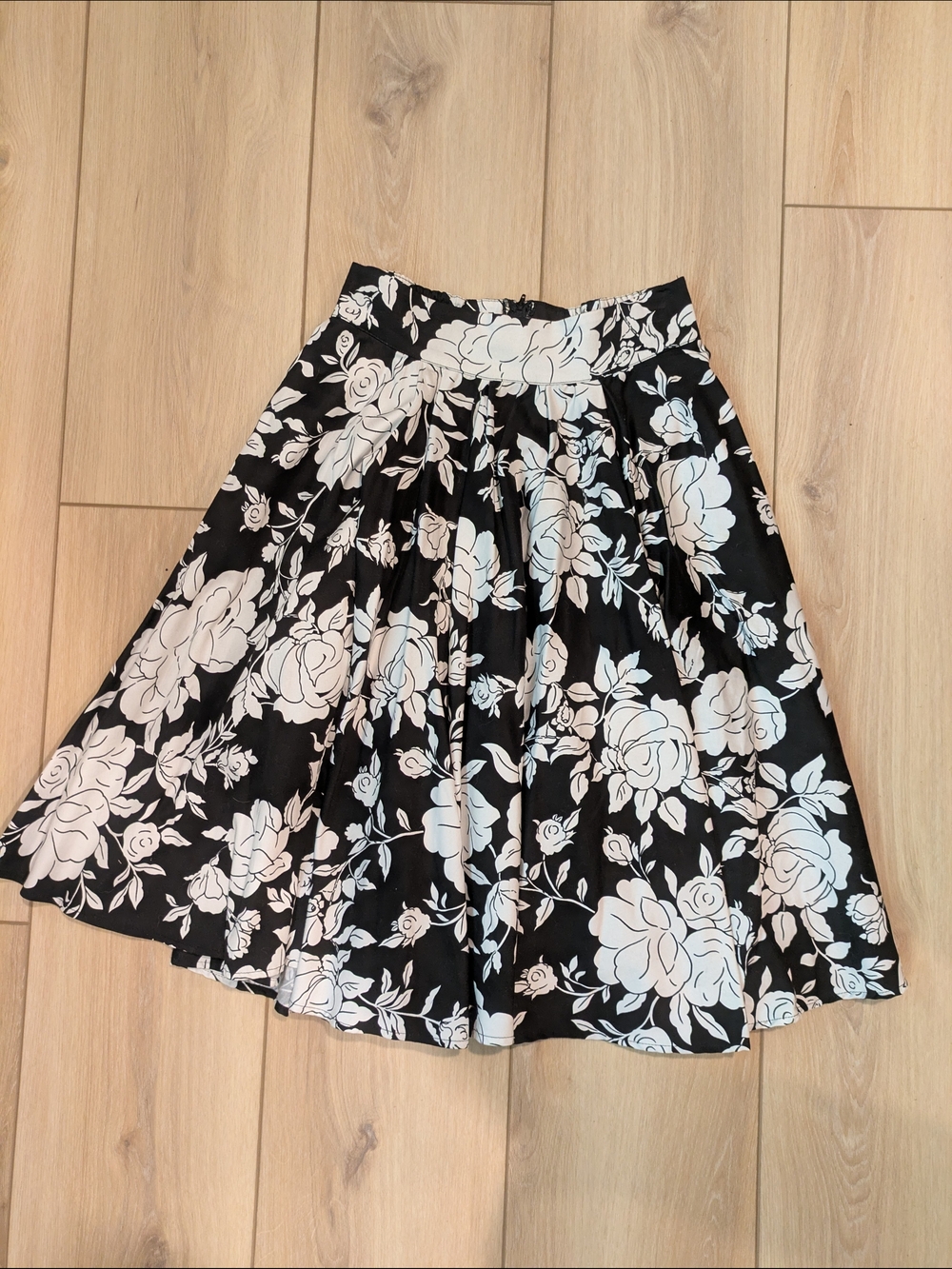 Pinup Couture Black and White Floral Circle Skirt With Elastic Back EUC